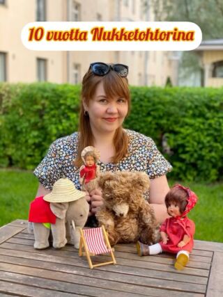 Tänään tulee 10 vuotta siitä kun aloitin työni yrittäjänä ja Nukketohtorina. ✨ 

Vuosien varrella olen oppinut paljon ja kuullut paljon inspiroivia tarinoita hoidettavien potilaiden historiasta. Olen opiskellut tutkinnon ja suoritan parhaillaan toista. 

Toiminta on hieman kehittynyt vuosien varrella, kuitenkin pääperiaate on yhä sama: kunnostaa asiakkaiden lapsuuden aarteita.

Korona-aikana aloin ottamaan asiakkaita vain ajanvarauksella. 
Se oli loistava päätös, sillä silloin korjaustyöni ei keskeydy ja tiedän ennakkoon millaisia potilaita on tulossa. Lisäksi kasvavan korjauskysynnän vuoksi minulla ei enää ole aikaa päivystää putiikin puolella. 

On hienoa että tuotte aarteitanne hoitooni ja pystyn työllistämään itseni näin uniikissa ammatissa. Kiitos teille siitä! 💕

#nukketohtori #yrittäjä #naisyrittäjä #yksinyrittäjä 
#nukketohtoriaino #nukkesairaala #nukenkorjaus #pelastetaanvanhatesineet  #mannerheimintie #mansku35 #helsinki